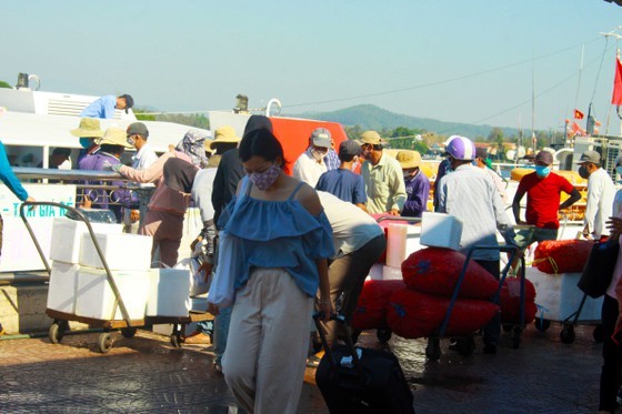 Quang Ngai increases ships picking up over 2,000 tourists from Ly Son Island ảnh 2