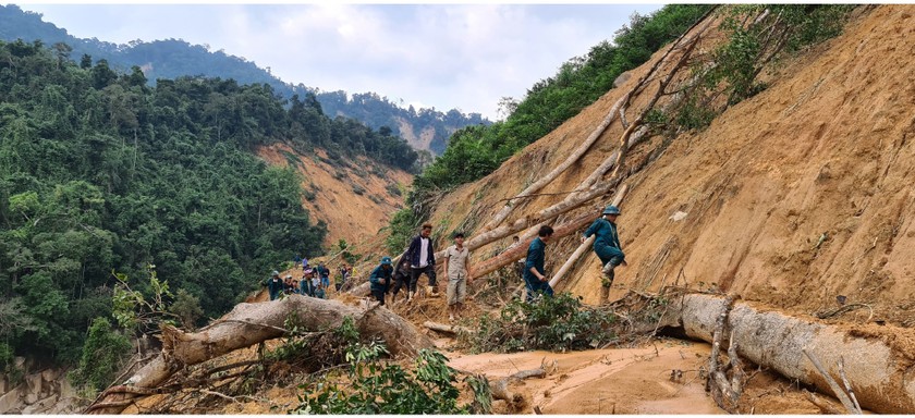 Phuoc Loc Commune chaos after storm, landside, flashflood ảnh 6