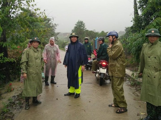 Mountain landslide buries many houses in Dak Lak ảnh 1