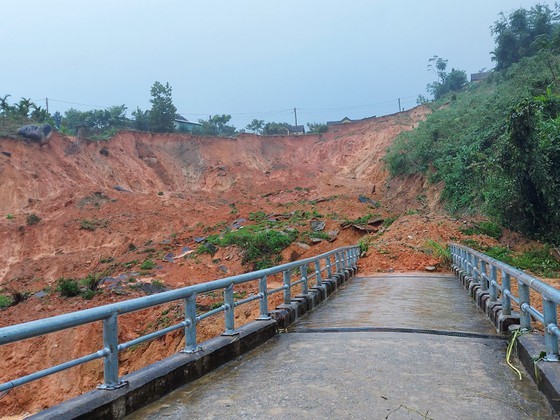 New landslides hit Quang Ngai, triggering emergency evacuation of people ảnh 6