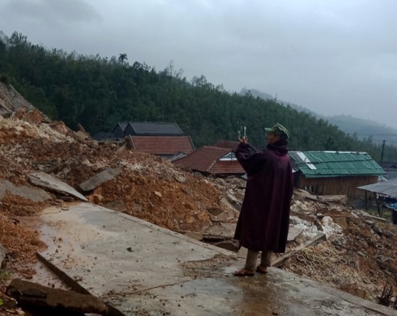 New landslides hit Quang Ngai, triggering emergency evacuation of people ảnh 3