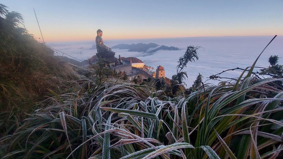 Beautiful landscape on Fansipan mountaintop covered in snow, ice ảnh 1