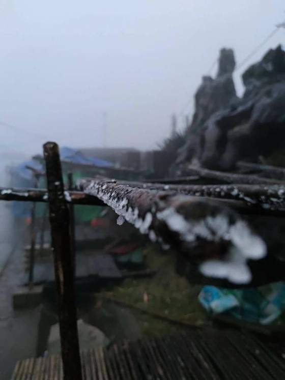 Mau Son mountain peak covered with snow, ice ảnh 1