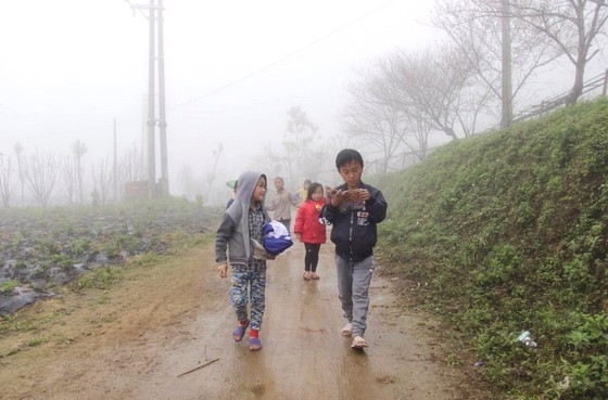 Northern people contrive to live under current gelid cold ảnh 4