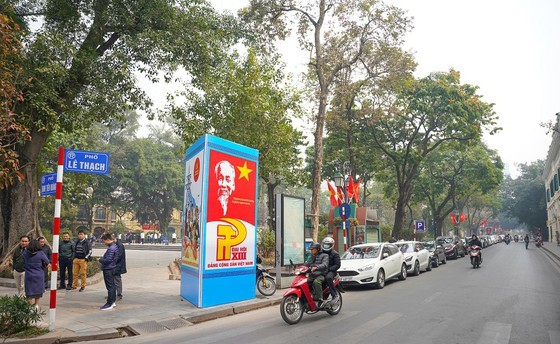 Hanoi streets covered with flags, flowers to welcome National Party Congress ảnh 7