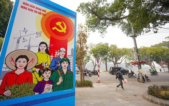 Hanoi streets covered with flags, flowers to welcome National Party Congress ảnh 8
