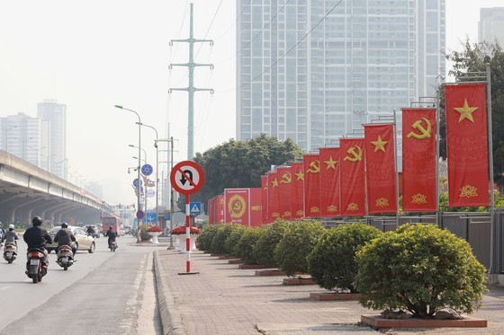 Hanoi streets covered with flags, flowers to welcome National Party Congress ảnh 15