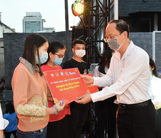 HCMC supports over 3,800 poor students, workers return home to enjoy Tet ảnh 2