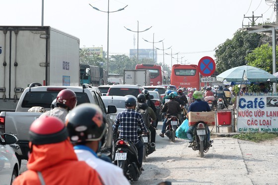 Severe traffic congestion still occur in National Highway No.1 ảnh 1