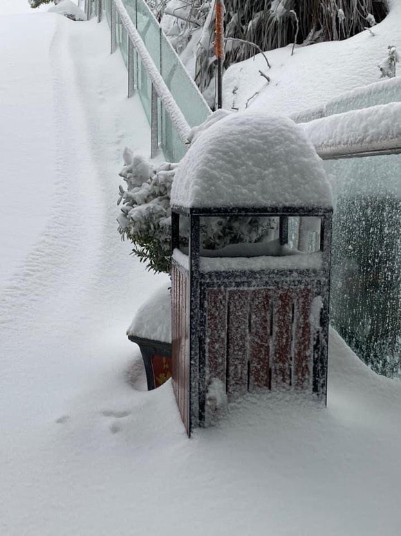 Snow, ice fully cover on top of Fansipan mountain ảnh 4