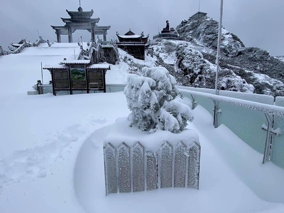 Snow, ice fully cover on top of Fansipan mountain ảnh 6