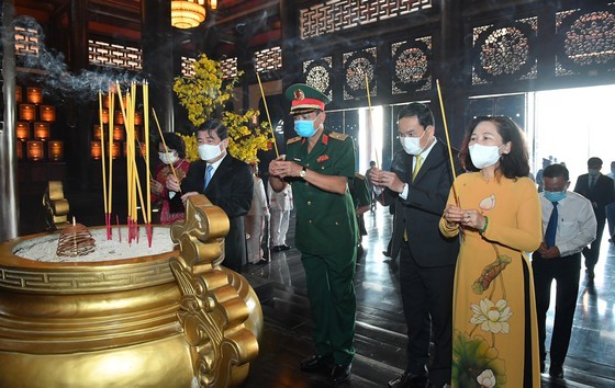 Senior leaders offer incenses at Sai Gon-Cho Lon-Gia Dinh Revolution Complex ảnh 2