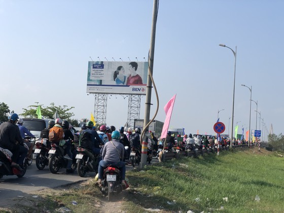 Large number of workers return to Ho Chi Minh City after Tet holiday ảnh 2
