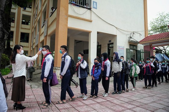 More than 2 million students come back to schools in Hanoi ảnh 5