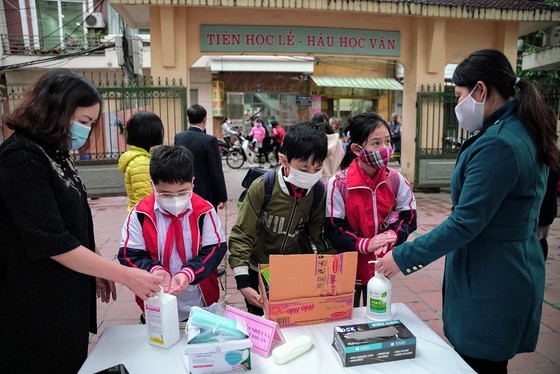 More than 2 million students come back to schools in Hanoi ảnh 6