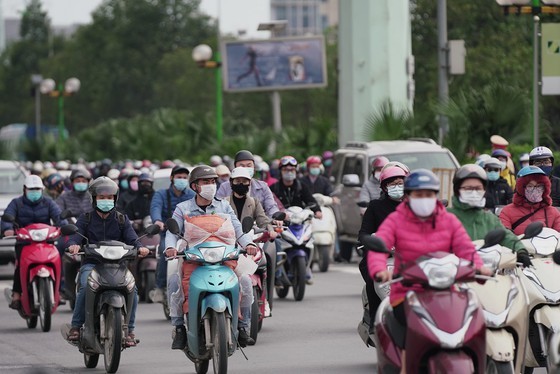 More than 2 million students come back to schools in Hanoi ảnh 14