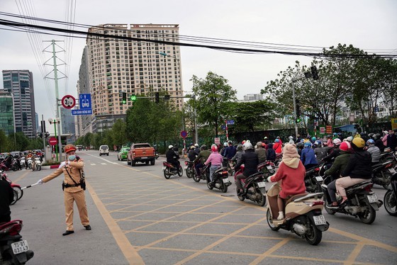 More than 2 million students come back to schools in Hanoi ảnh 15