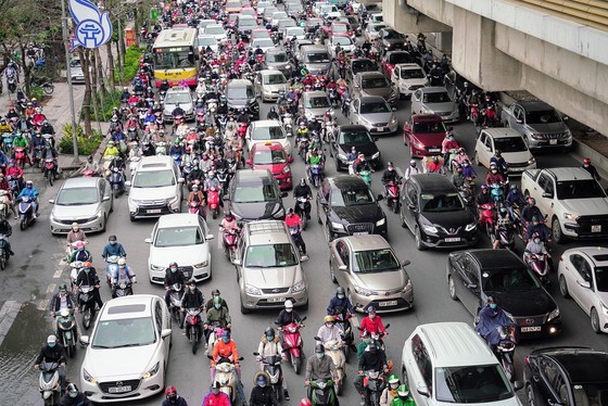 More than 2 million students come back to schools in Hanoi ảnh 16