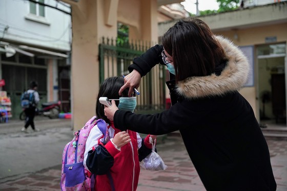 More than 2 million students come back to schools in Hanoi ảnh 9