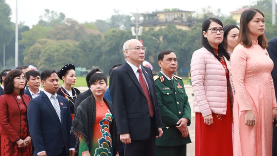 Party, State leaders visit President Ho Chi Minh's Mausoleum ảnh 1