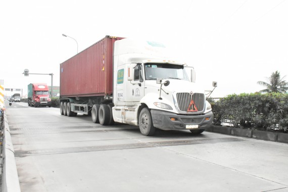 Number of overloaded vehicles plunges thanks to auto-weighing machines ảnh 1