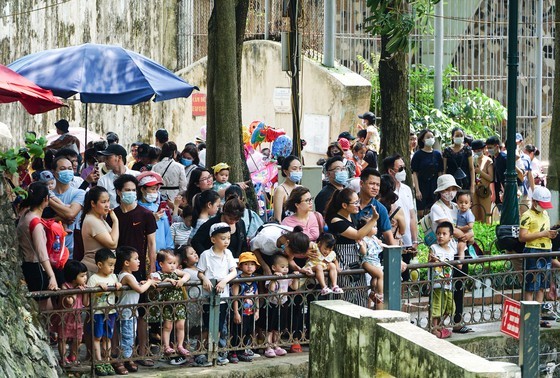 Hanoi residents gather at Thu Le park on Hung Kings Commemoration Day ảnh 9