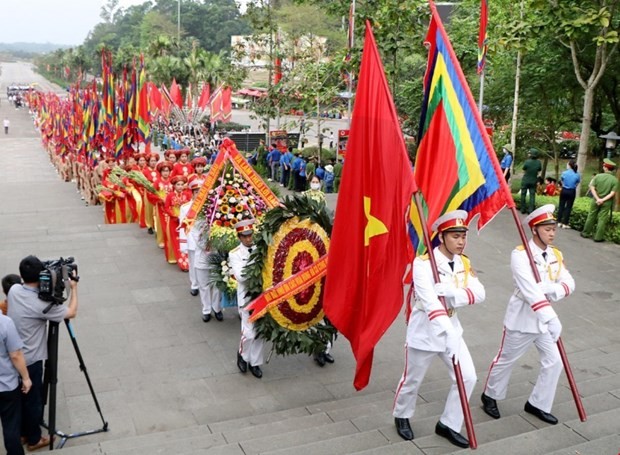 State President offers incense in commemoration of Hung Kings ảnh 2