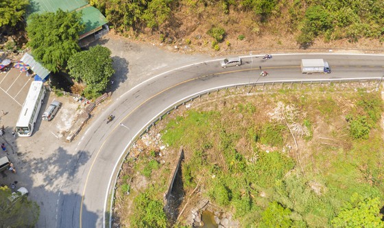 Vehicles not follow rules of distancing, right side on Bao Loc pass ảnh 10