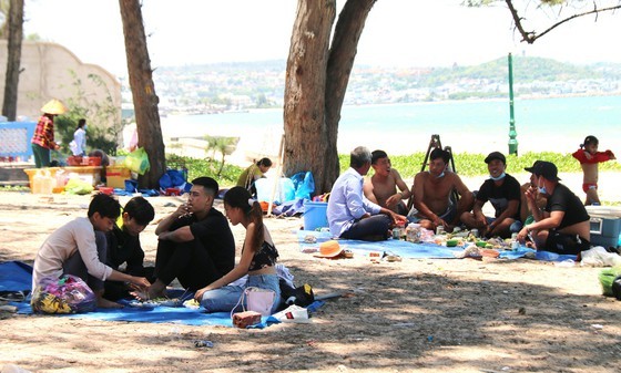 Karaoke lounges, bars, discos in Binh Thuan suspended operation from May 3 ảnh 1