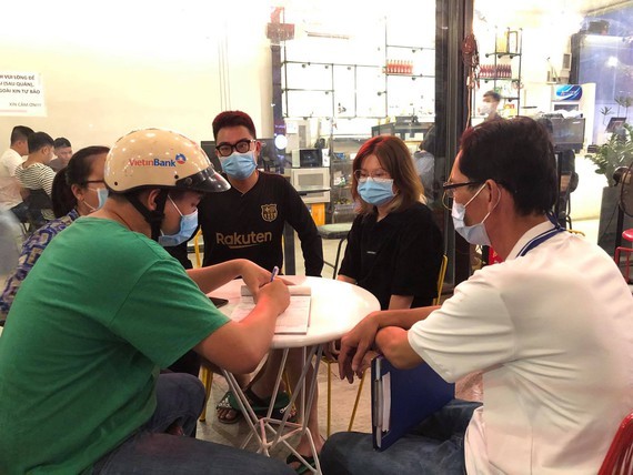 Functional forces fine people without facial masks at Thu Duc wholesale market ảnh 1