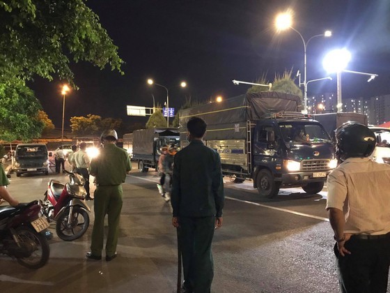 Functional forces fine people without facial masks at Thu Duc wholesale market ảnh 4