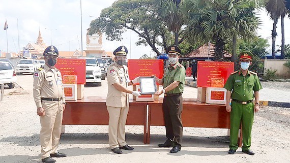 Police of HCMC, Long An offer financial aid, medical equipment to Cambodia ảnh 1