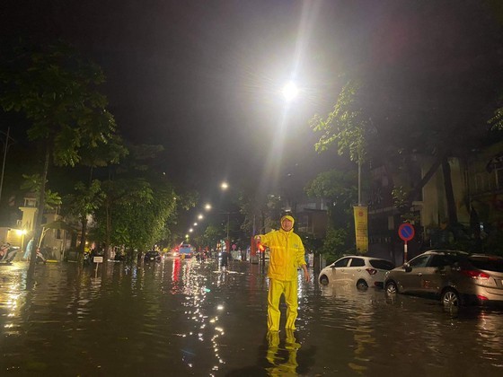 Torrential downpour submerges many streets in Hanoi ảnh 9