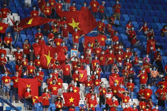 Vietnamese football fans buy tickets for Vietnam-UAE match ảnh 1