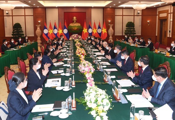 Party, State leader of Laos visits Vietnam ảnh 7