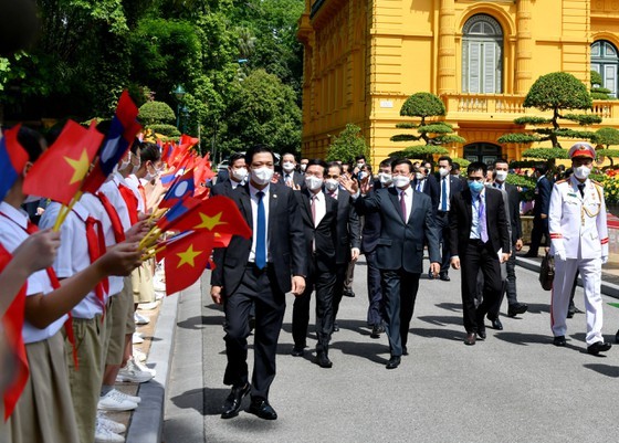 Party, State leader of Laos visits Vietnam ảnh 2