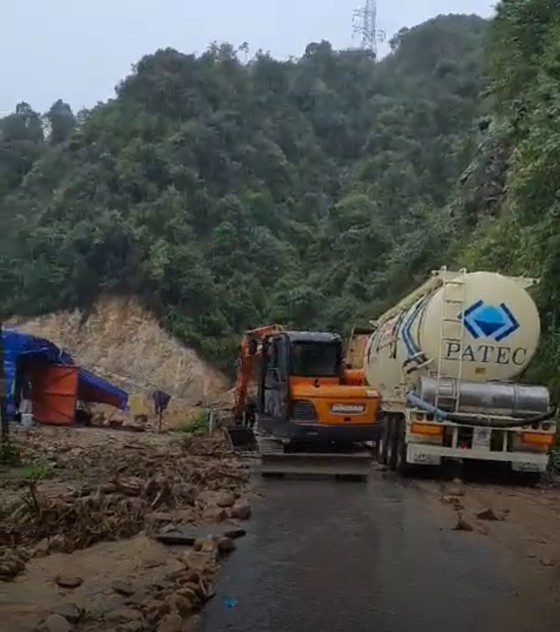 Serious landslide occurs on O Quy Ho mountain pass after torrential rain ảnh 6