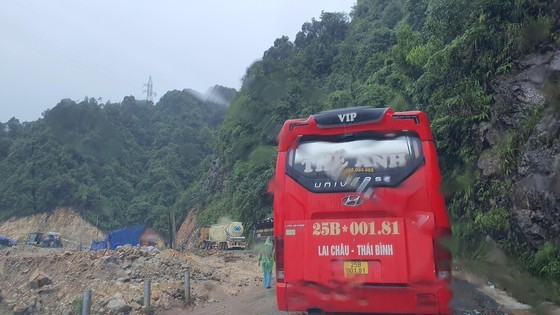 Serious landslide occurs on O Quy Ho mountain pass after torrential rain ảnh 7