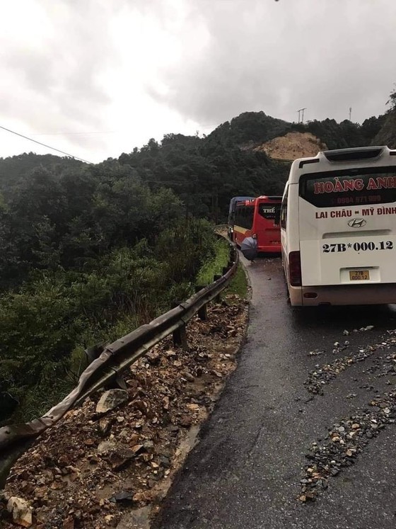 Serious landslide occurs on O Quy Ho mountain pass after torrential rain ảnh 4