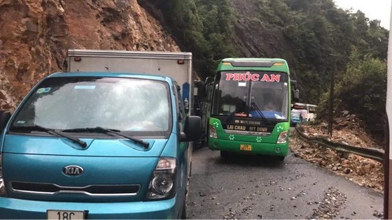 Serious landslide occurs on O Quy Ho mountain pass after torrential rain ảnh 2