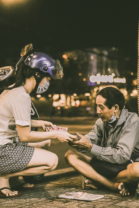 Livelihoods of the poor on HCMC streets via some random photos ảnh 1