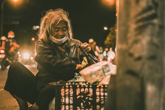 Livelihoods of the poor on HCMC streets via some random photos ảnh 7