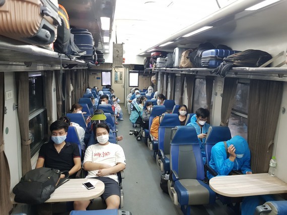 Railway sector runs more trains bringing home returners from HCMC ảnh 1