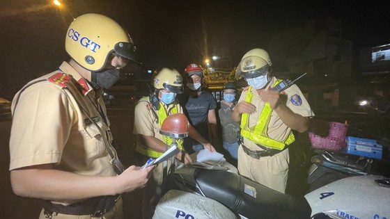 Armed forces open patrol to control Covid-19 pandemic in HCMC ảnh 14