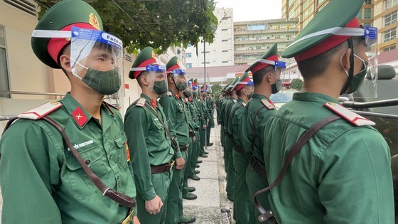 Armed forces open patrol to control Covid-19 pandemic in HCMC ảnh 13