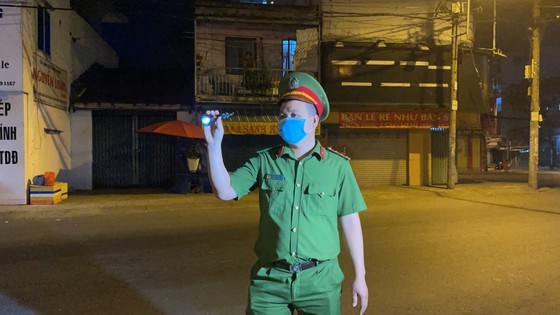 Armed forces open patrol to control Covid-19 pandemic in HCMC ảnh 12
