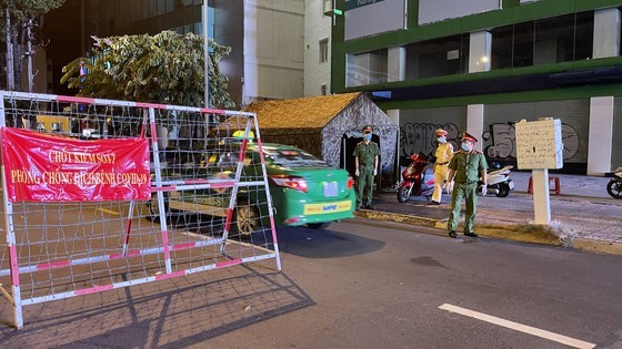 Armed forces open patrol to control Covid-19 pandemic in HCMC ảnh 11