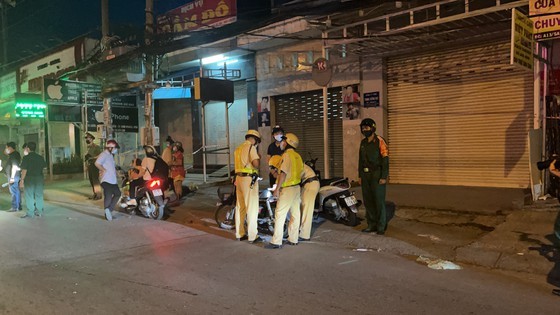 Armed forces open patrol to control Covid-19 pandemic in HCMC ảnh 9