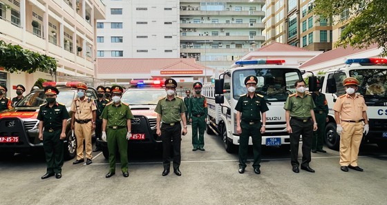 Armed forces open patrol to control Covid-19 pandemic in HCMC ảnh 3