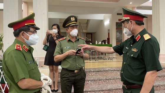 Armed forces open patrol to control Covid-19 pandemic in HCMC ảnh 4